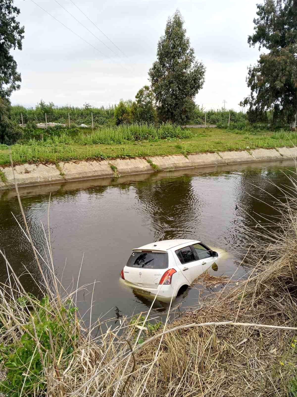 Otomobil sulama kanalına uçtu