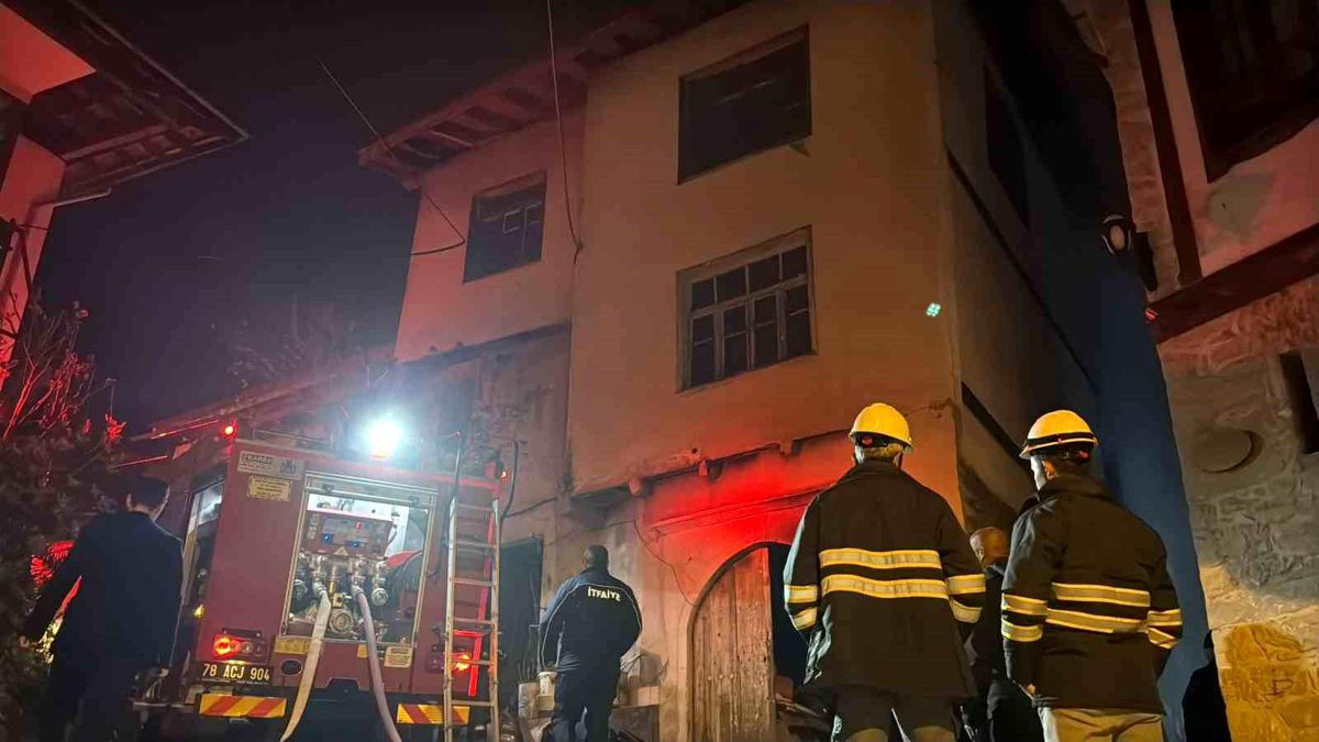 Safranbolu\'da Yangın: İtfaiye Eri Yaralandı
