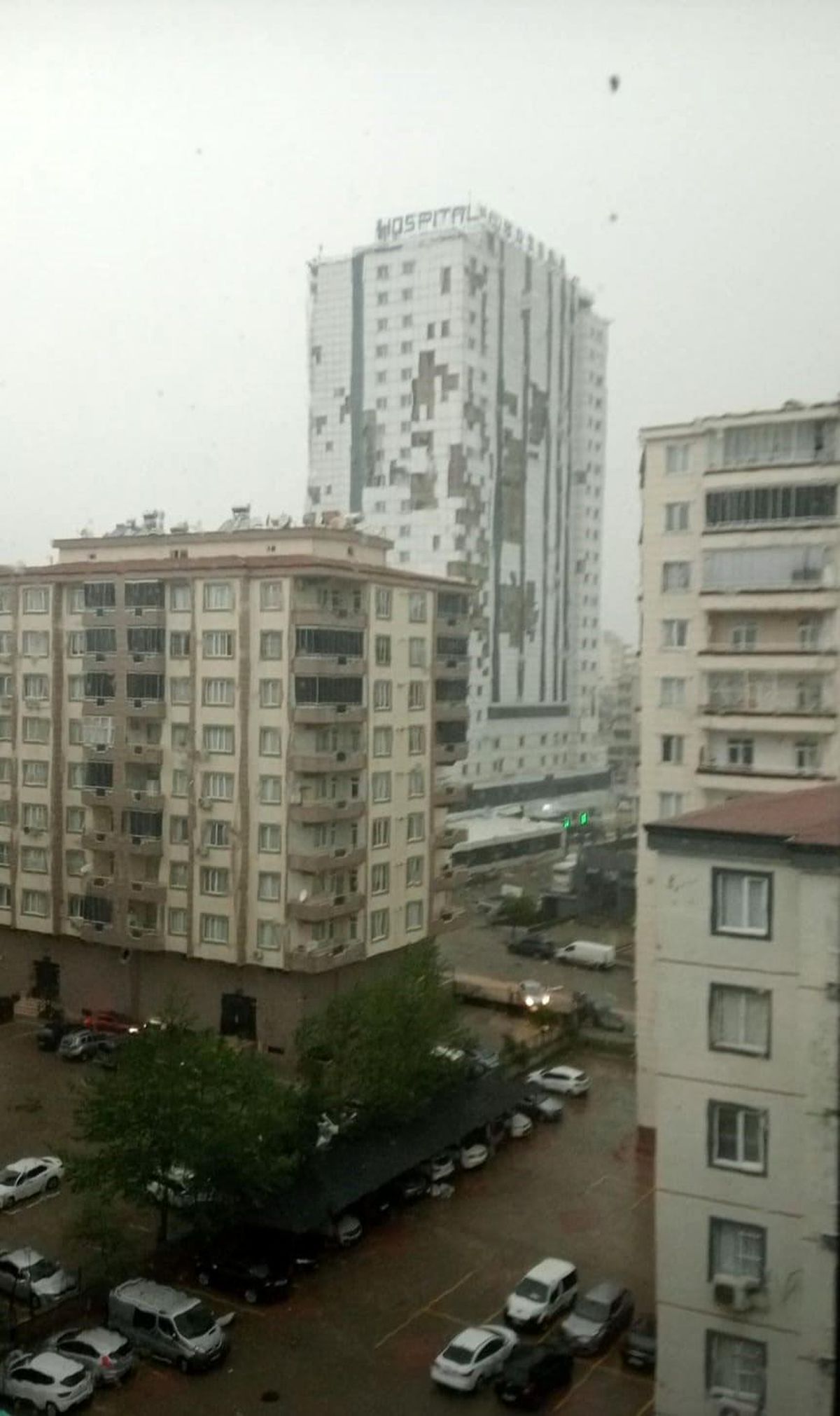 Gaziantep\'te Fırtına ve Sağanak Zarar Verdi