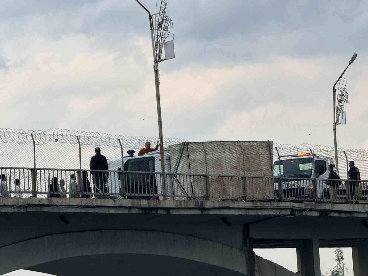 Birecik\'te Fırtına ve Dolu Hayatı Felç Etti