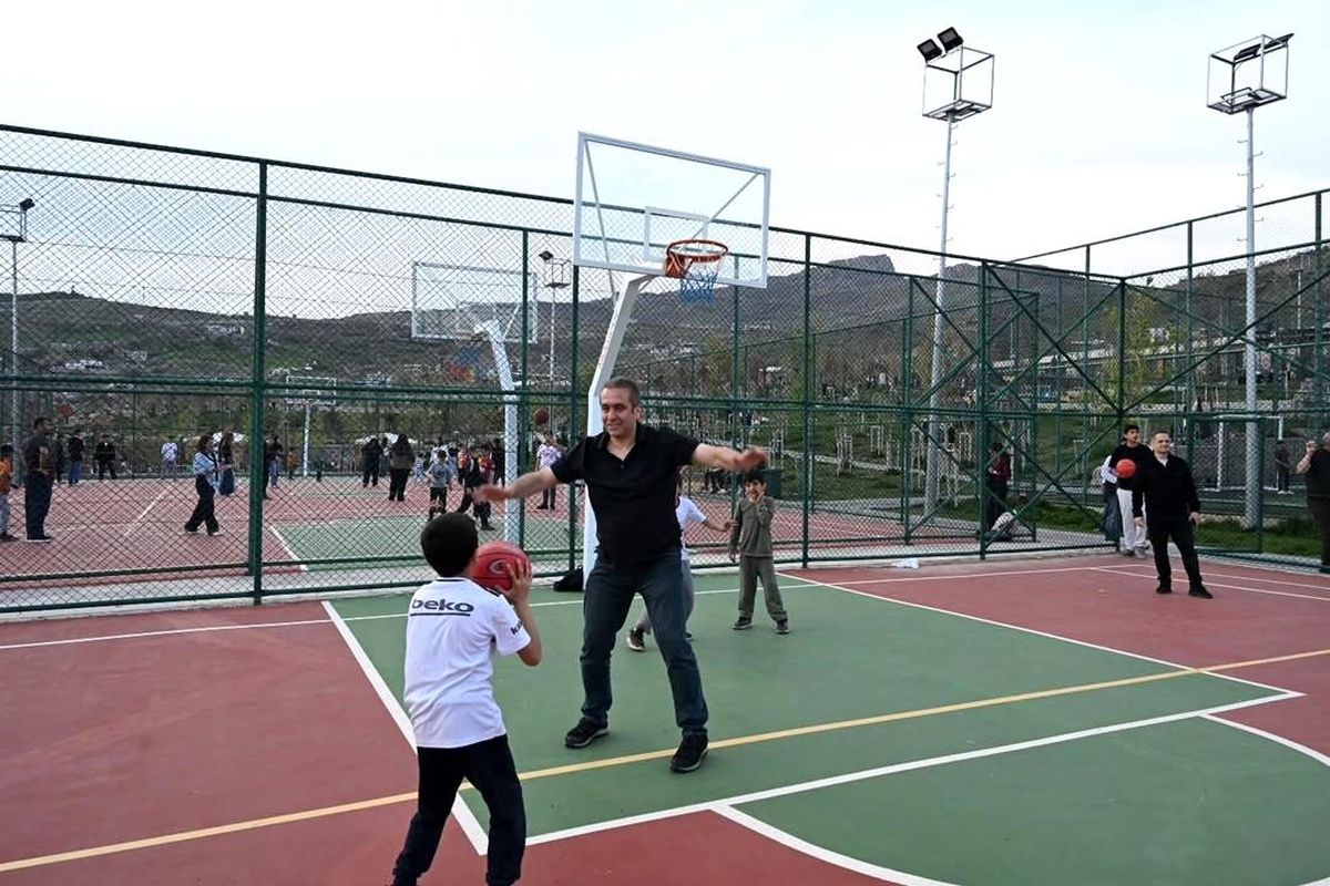 Şırnak\'ta Polis Çocuklarla Basketbol ve Futbol Oynadı