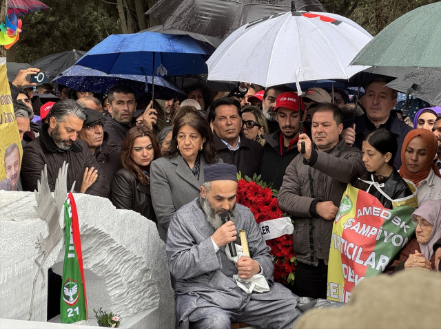 Sırrı Süreyya Önder vefatının birinci yılında kabri başında anıldı