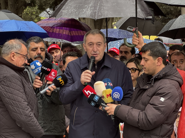 Sırrı Süreyya Önder vefatının birinci yılında kabri başında anıldı
