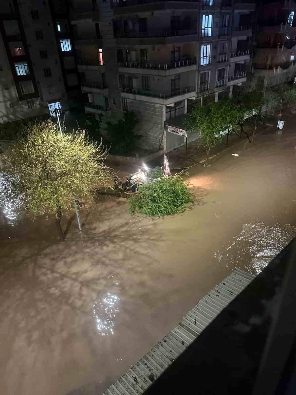 Siverek\'te Dolu ve Sağanak Yağış Hayatı Olumsuz Etkiledi