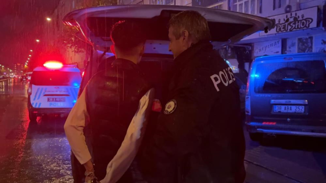 Sokakta tüfekle dolaşan çocuk, kovalamaca sonucu yakalandı