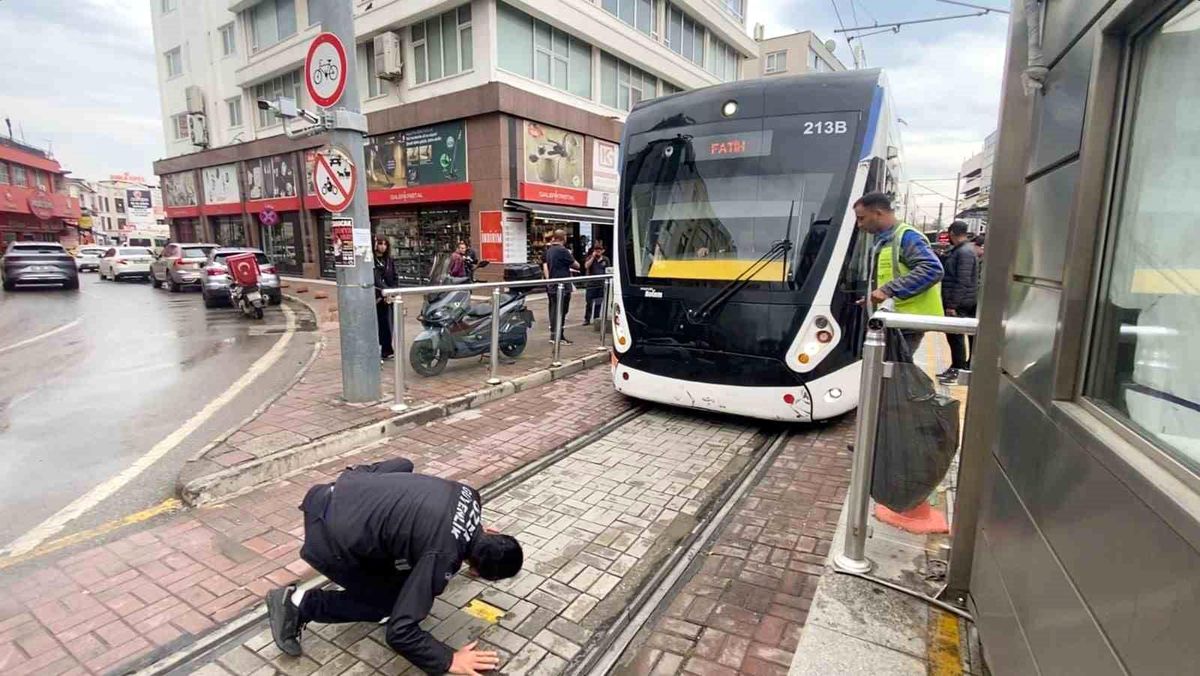 Antalya\'da Tramvay Altındaki Yavru Kedi Kurtarıldı