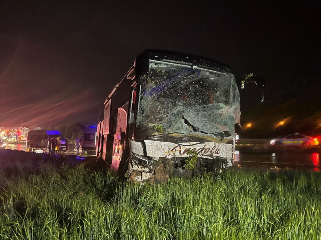 Uşak’ta 7 aracın karıştığı zincirleme kazada 4 kişi hayatını kaybetti, 17 kişi yaralandı