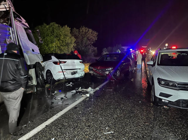Uşak’ta 7 aracın karıştığı zincirleme kazada 4 kişi hayatını kaybetti, 17 kişi yaralandı