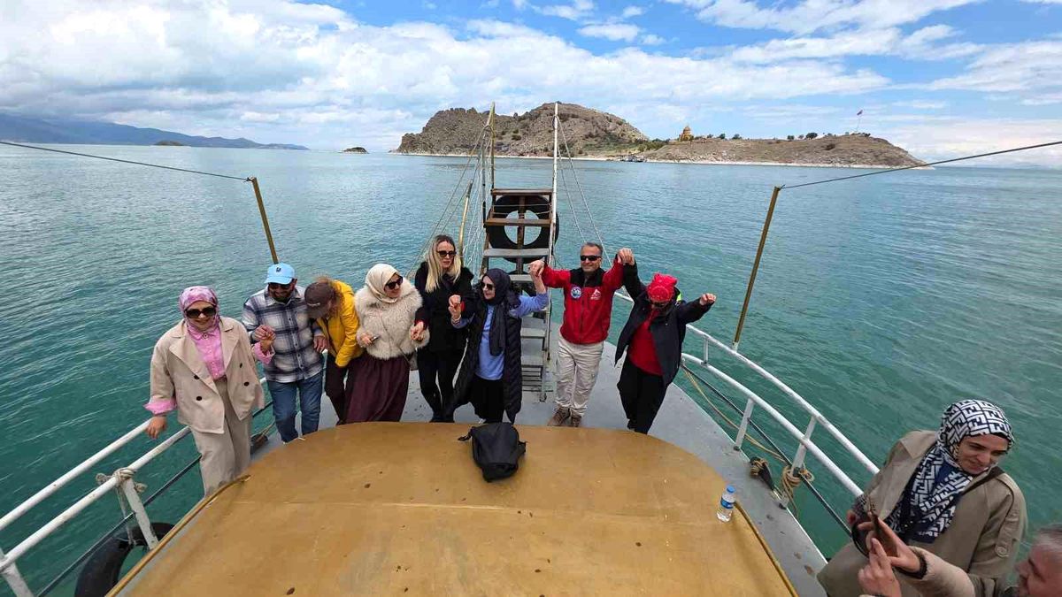 Karadeniz ve Doğu Buluşması: Akdamar Adası\'nda Horon