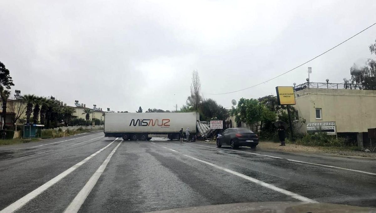 Bozyazı\'da TIR Kazası: Sürücü Hafif Yaralandı
