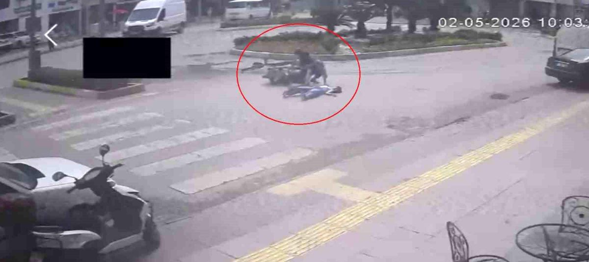 Manavgat\'ta Motosiklet Bisiklete Çarptı: 3 Yaralı