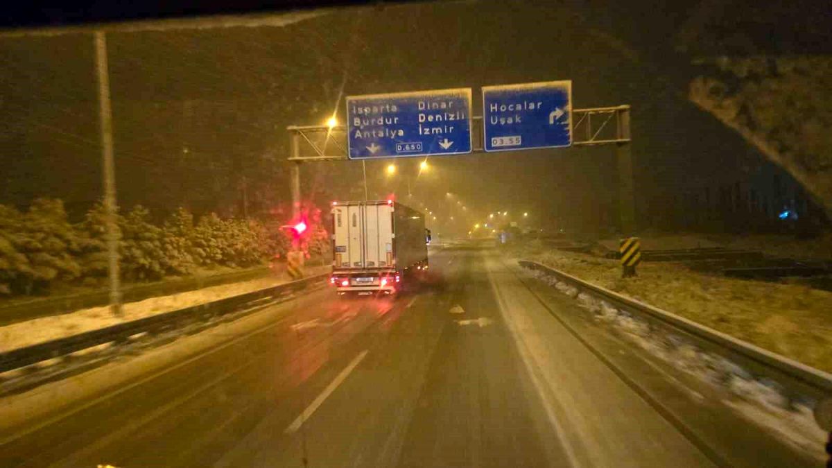 Afyonkarahisar\'da Kar Küreme Çalışmaları Devam Ediyor