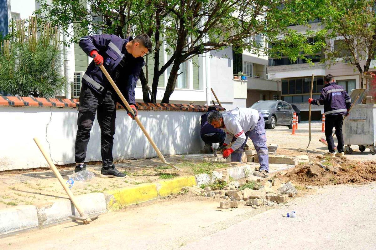 Altıeylül\'de park ve yeşil alanlar yaza hazırlanıyor