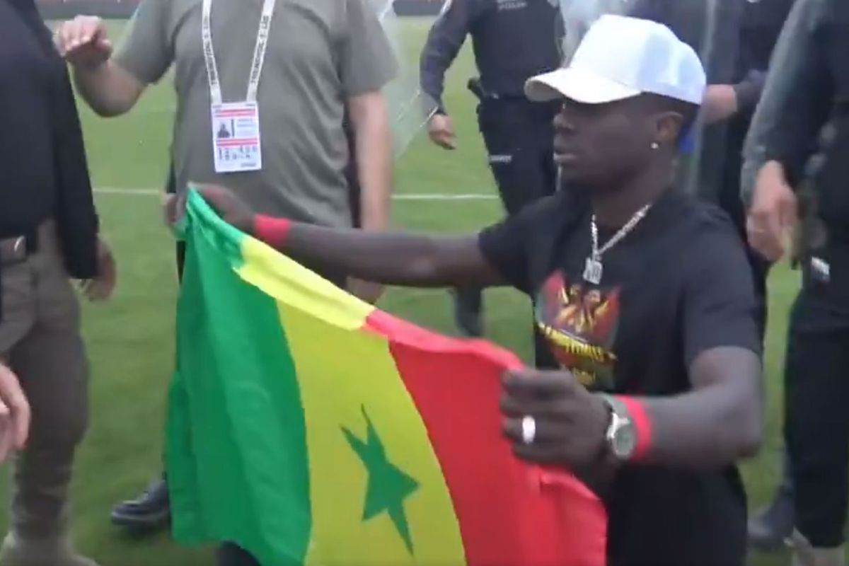 Amedspor\'un yıldızının açtığı bayrağı gören polis hemen müdahale etti