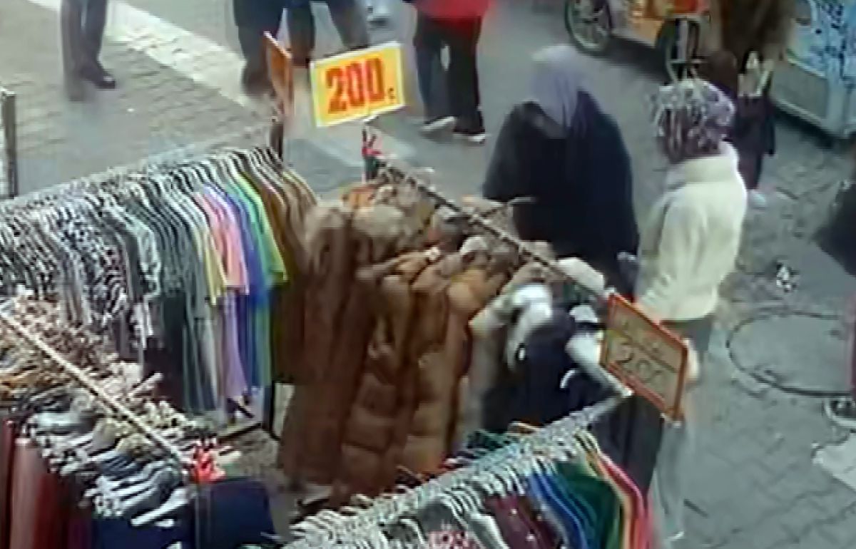 Adana\'da Hırsızlık: Eşarp Takıp Alışverişe Çıktılar