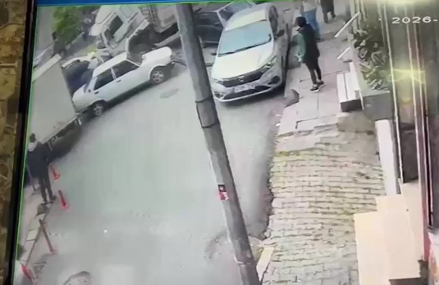 Bağcılar'da park halindeyken sürüklenen kamyon 8 araca çarptı