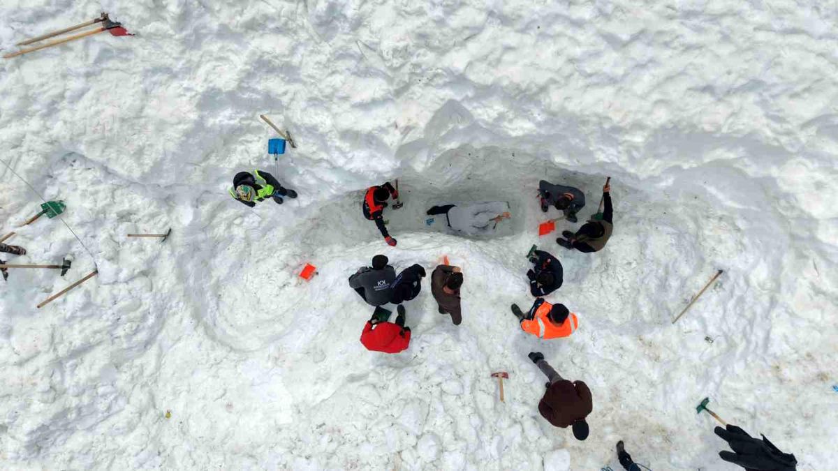 Çığ felaketinde kaybolan çoban için arama çalışmaları yeniden başladı: 3 günde bir ize ulaşılamadı