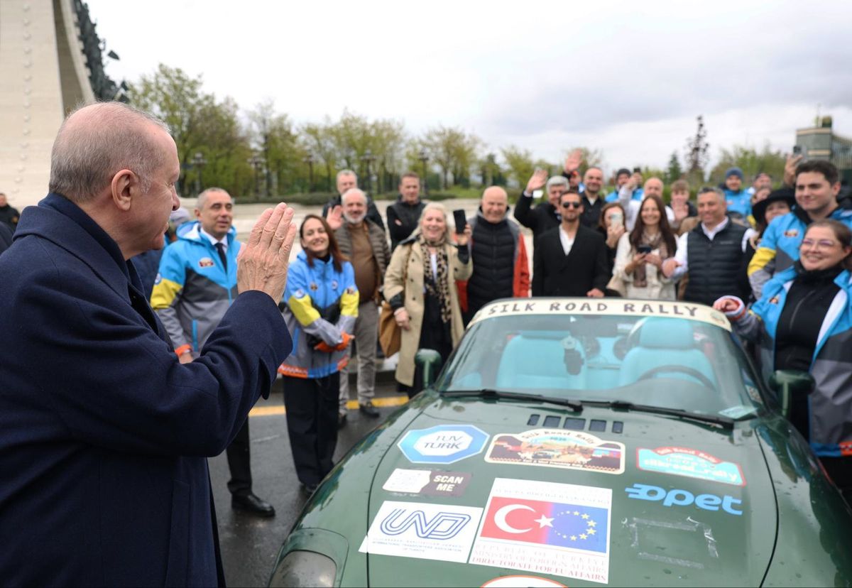 Cumhurbaşkanı Erdoğan, \'Doğu-Batı Dostluk ve İpek Yolu Rallisi\'ne Katılan Sporcularla Buluştu