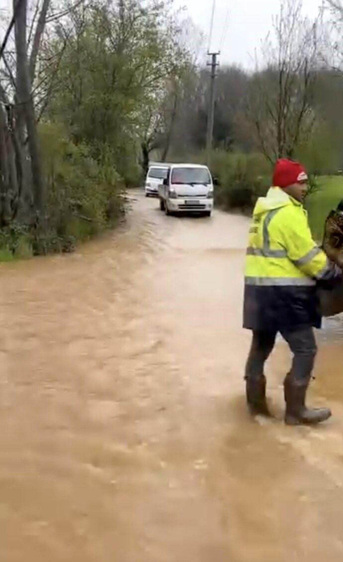 Pamukova\'da Taşan Dere Yolu Kapladı