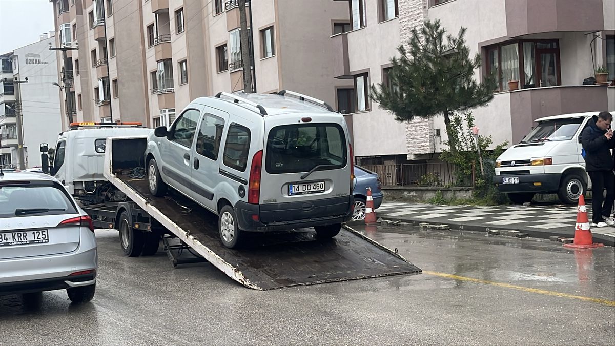 Ehliyeti daha önce iptal edilen sürücünün kullandığı aracın çarptığı yaya yaralandı