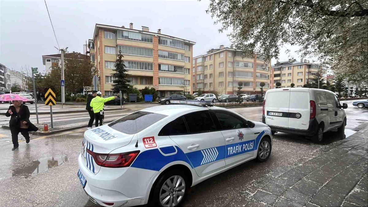 Ehliyeti iptal edilen sürücü yaşlı kadına çarptı
