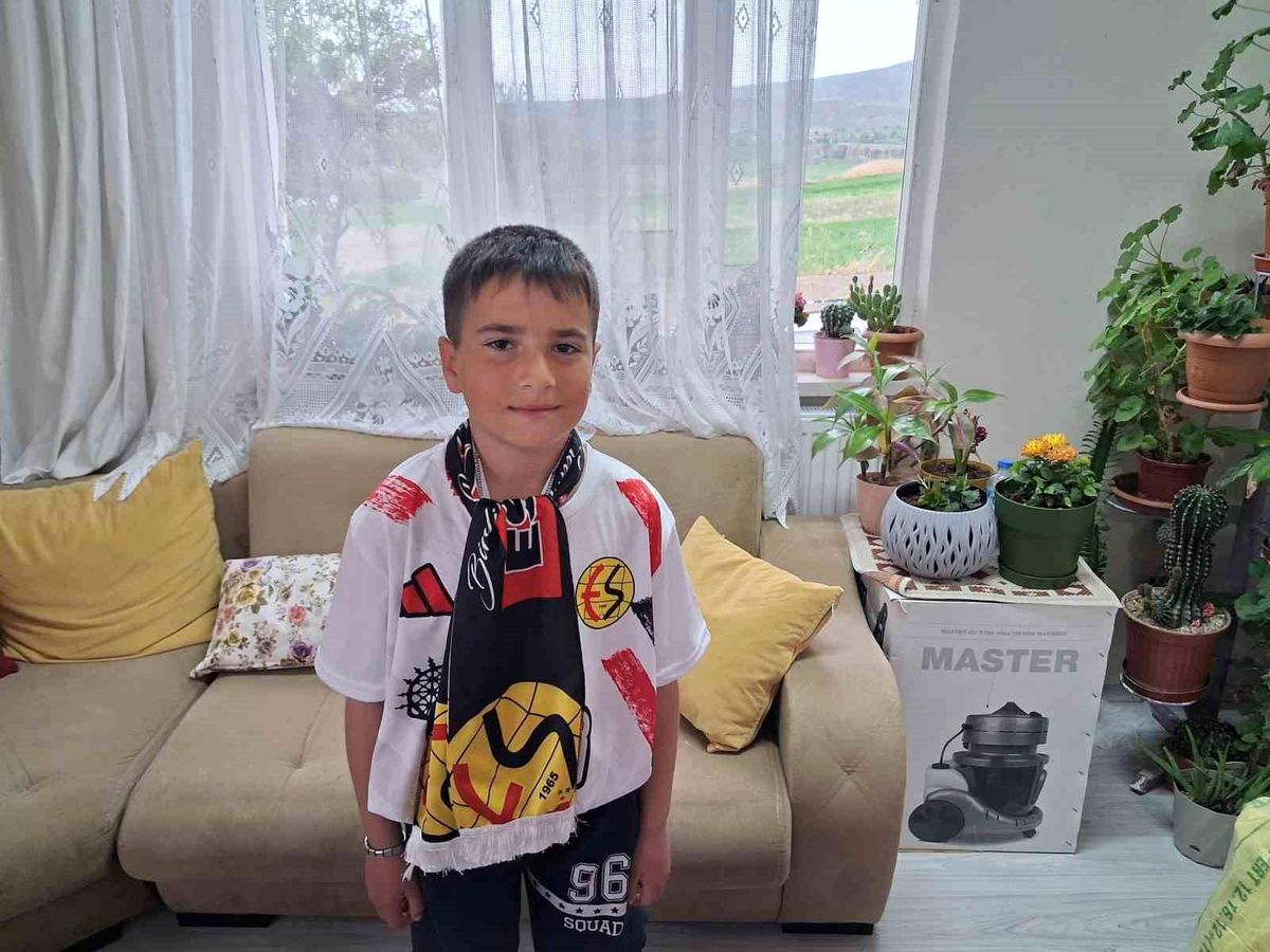 Eskişehirspor-Ayvalıcgücü maçına bilet bulamayan fanatik Eren çok üzgün