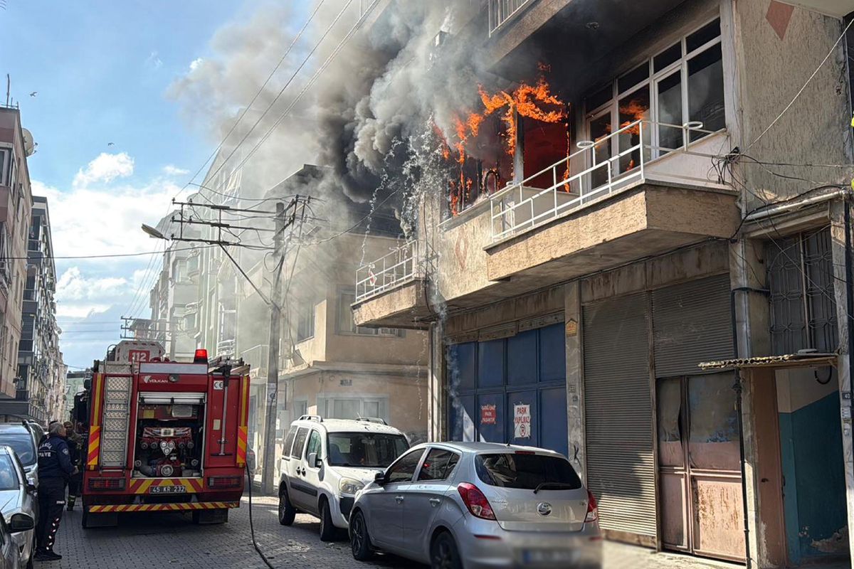 Manisa\'da yaşlı adam evinde çıkan yangında hayatını kaybetti