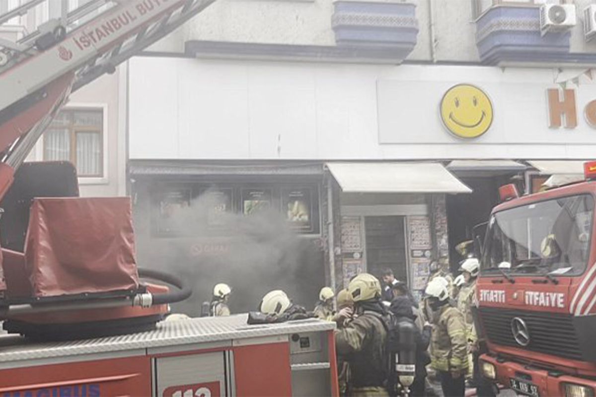 Fatih\'te market deposunda yangın: 11 kişi kurtarıldı
