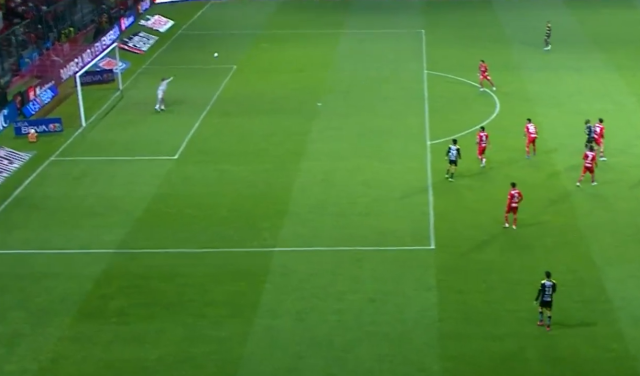 Fener'in eski yıldızından inanılmaz gol