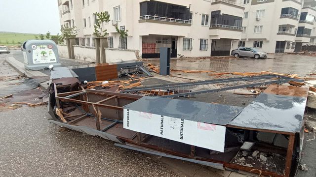 Gaziantep'te fırtınanın hasarı gün ağarınca ortaya çıktı
