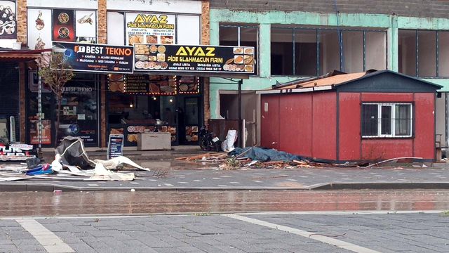 Gaziantep'te fırtınanın hasarı gün ağarınca ortaya çıktı