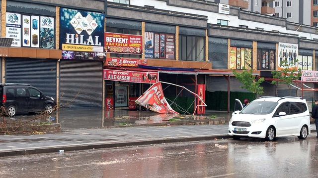 Gaziantep'te fırtınanın hasarı gün ağarınca ortaya çıktı