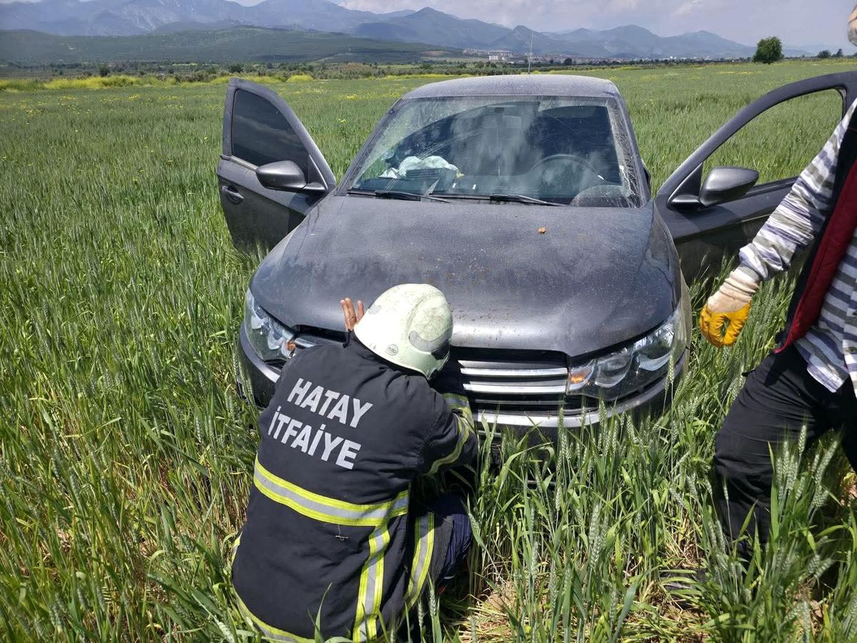 Hatay\'da Tarlaya Uçan Otomobilin Sürücüsü Yaralandı