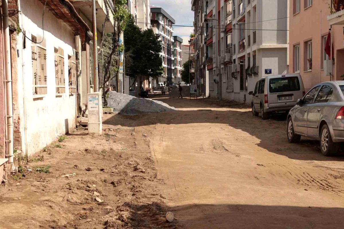 İncirliova\'da yol çalışmaları Zafer Mahallesi\'nde devam ediyor