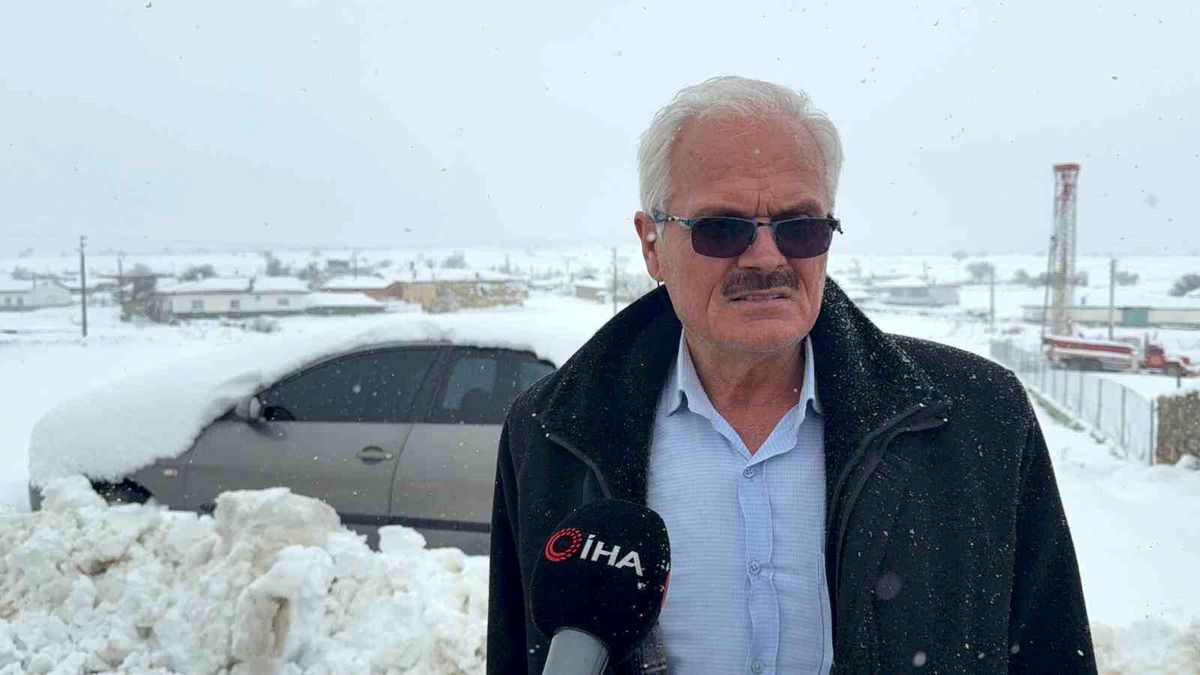 Kar yağışı yolları kapattı