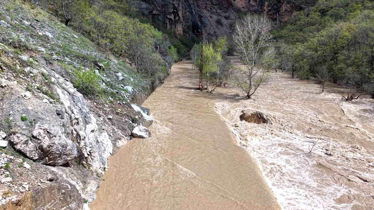 Tunceli\'de Munzur Nehri Taşkınları