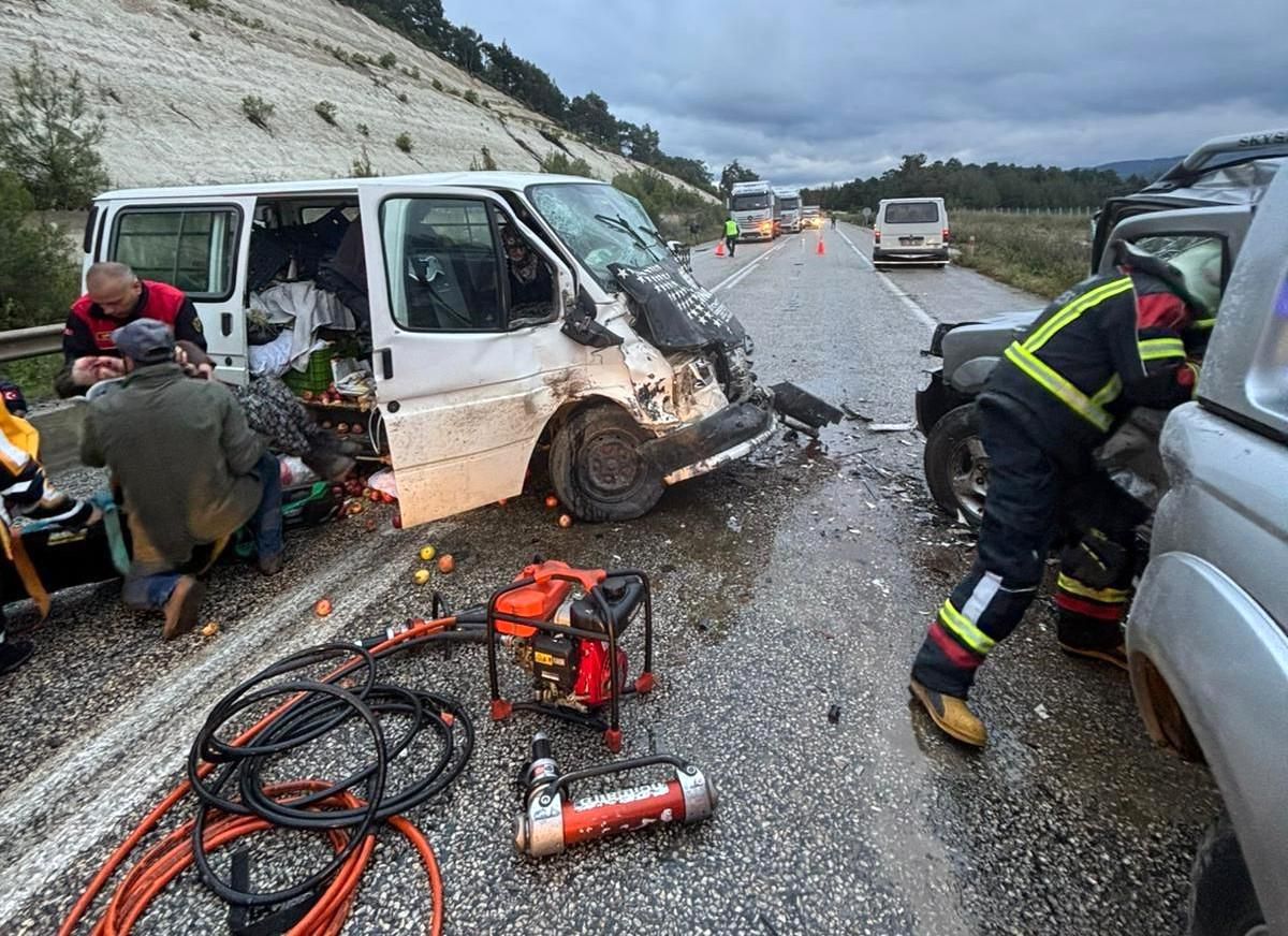 Karacasu\'da trafik kazası: 6 yaralı