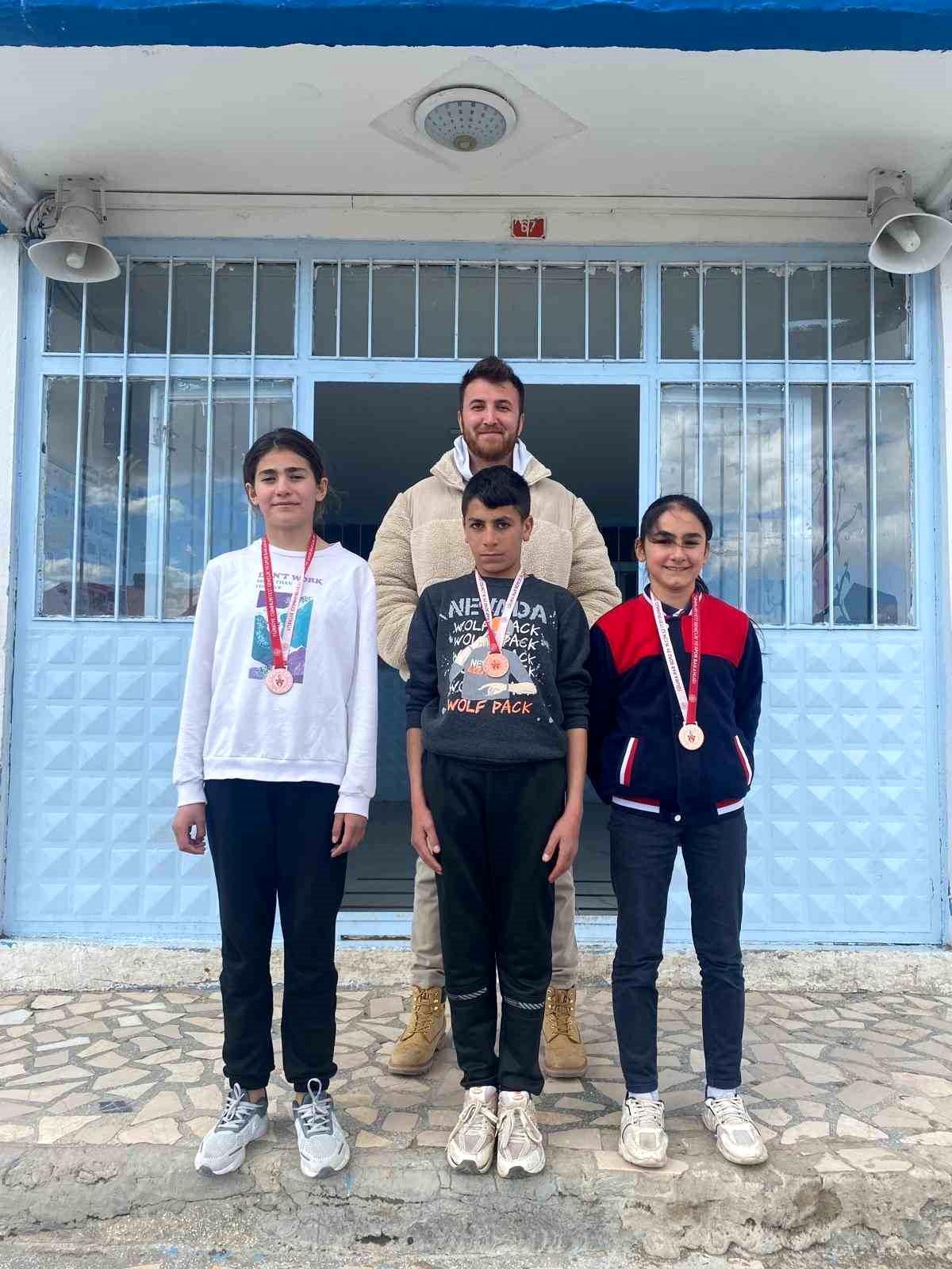 Karslı Öğrenciler Atletizmde Türkiye\'yi Gururlandırdı