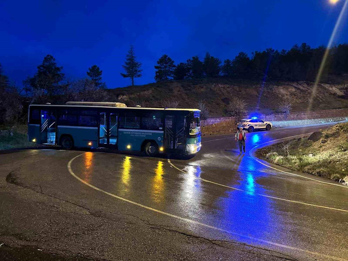 Kayseri\'de Çalıntı Otobüsle Kaza