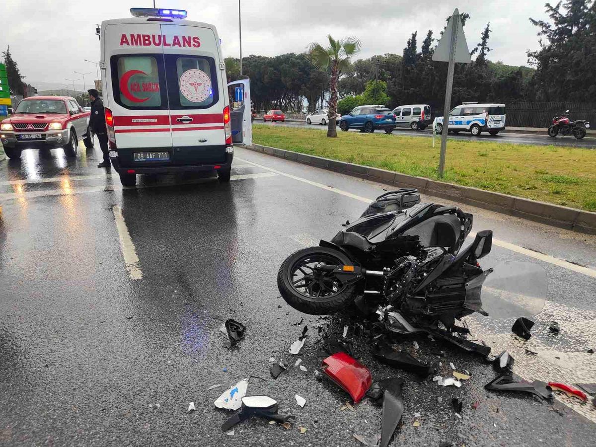 Kuşadası\'nda Yağışta Trafik Kazası