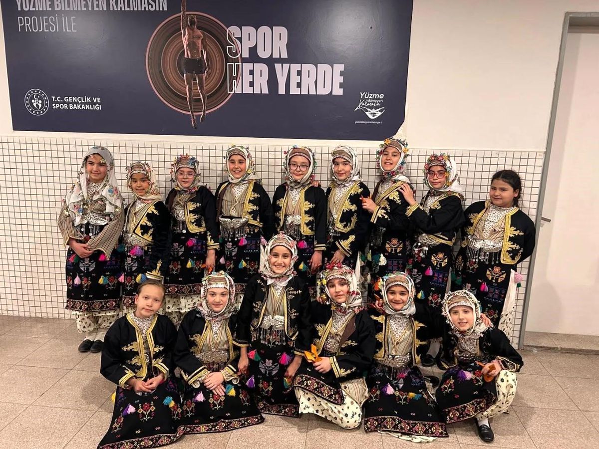 Kütahya Belediyespor Halk Oyunları ekiplerinden İzmir\'de çifte başarı