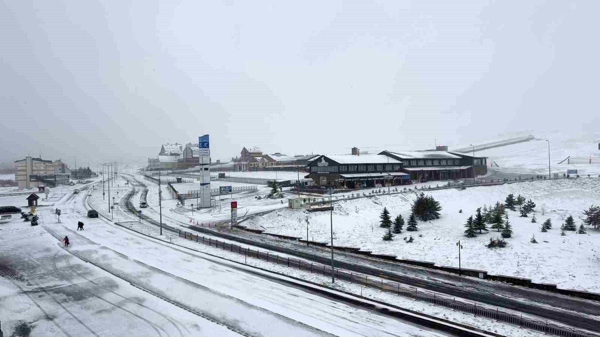 Erciyes Dağı\'na Mayıs\'ta Kar Yağdı