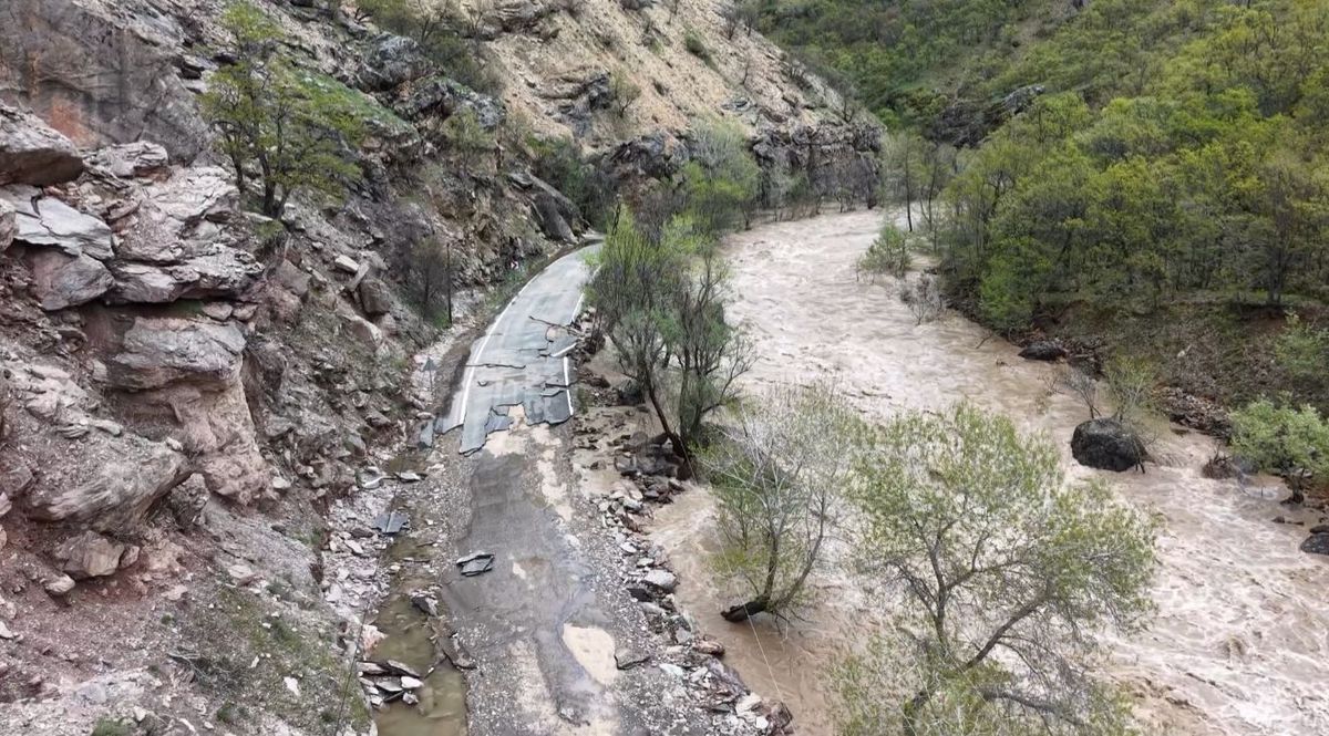 Tunceli\'de Taşkın: Yol Kapandı