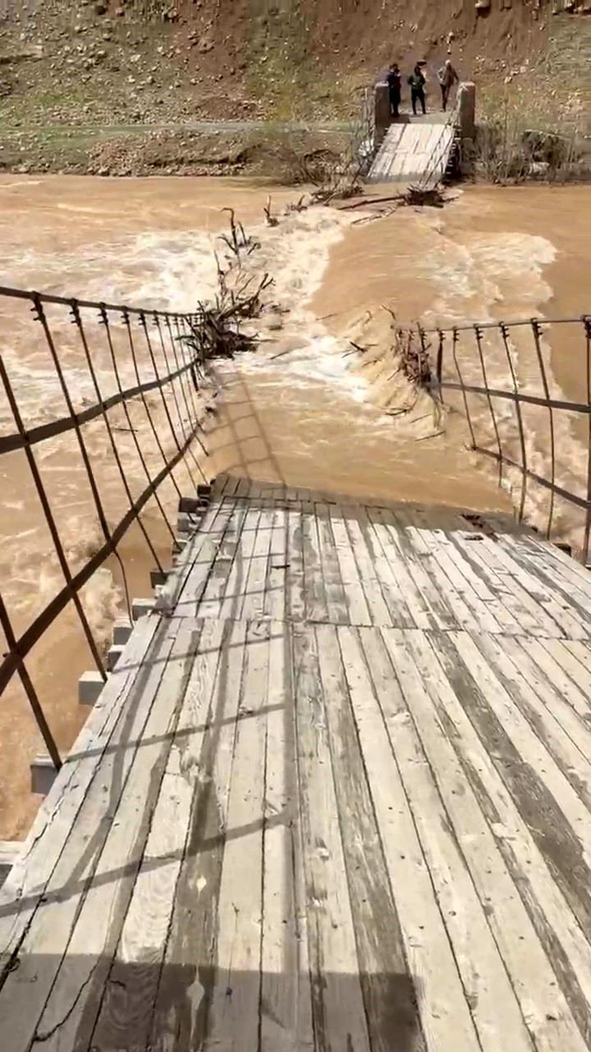 Tunceli\'de Taşkınlar Asma Köprüyü Çöktürdü