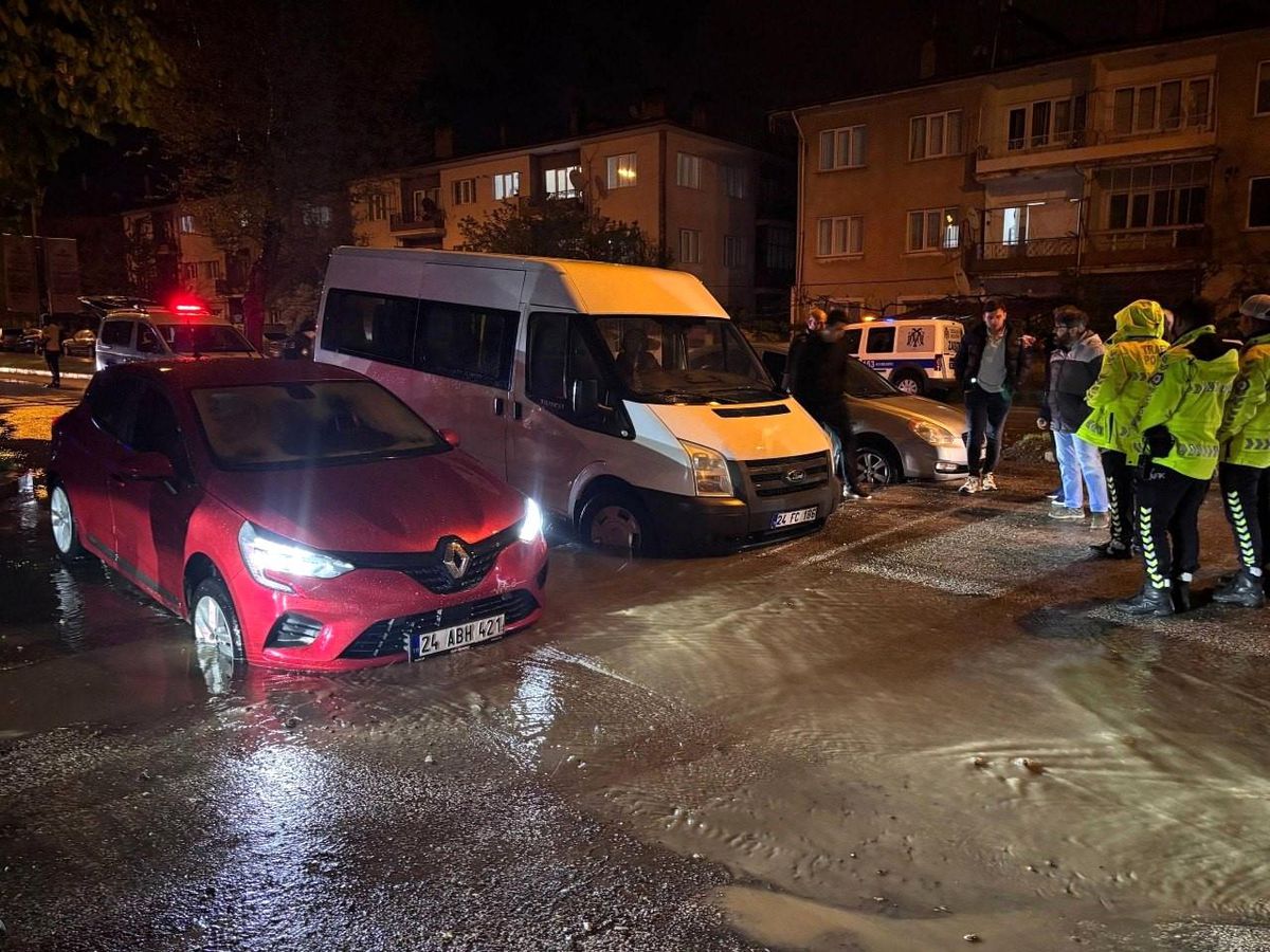 Erzincan\'da asfaltsız yol çöktü, 3 araç hasar gördü