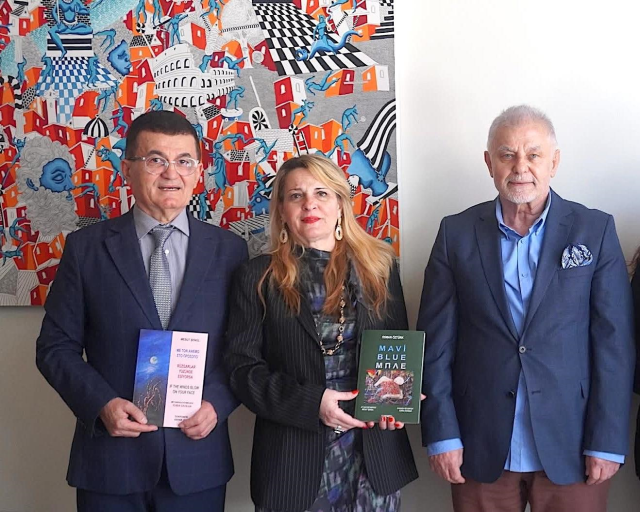 Osman Öztürk’ün “Mavi/Blue” kitabı dünyaya barış mesajı veriyor