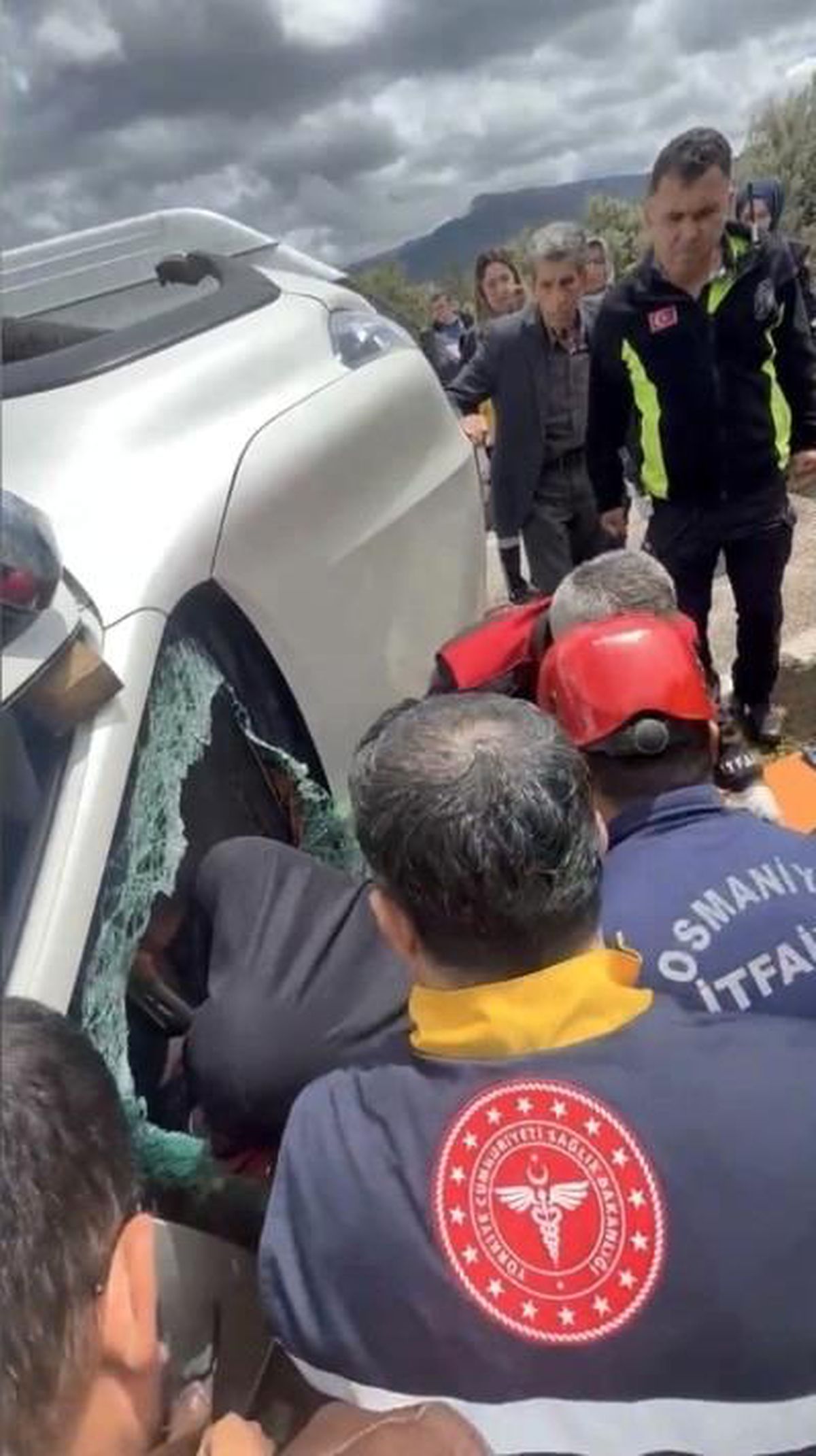 Osmaniye\'de kontrolden çıkan pikap yan yattı: 2 yaralı