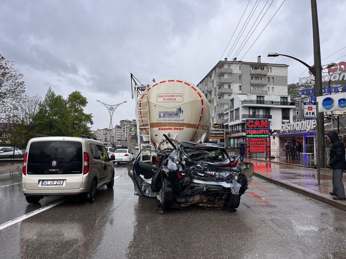 İzmit\'te Zincirleme Kaza: 2 Yaralı
