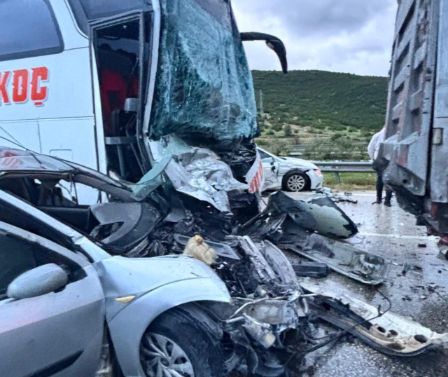 Otoyolda zincirleme kaza: 13 araç karıştı, 10 yaralı