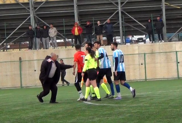 Sahaya girip hakeme yumruk atan futbolcu serbest kaldı, kulübüyle ilişiği kesildi